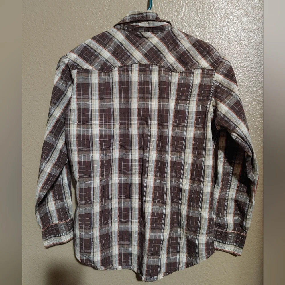 Boys size 10/12 plaid Wrangler shirt. - Picture 2 of 3